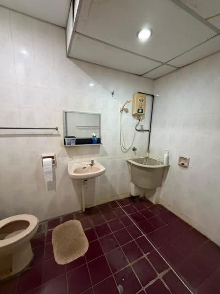 Condominium for Rent at Condo Gembira - Eason Tan - Bathroom - PropertyGuru.com.my