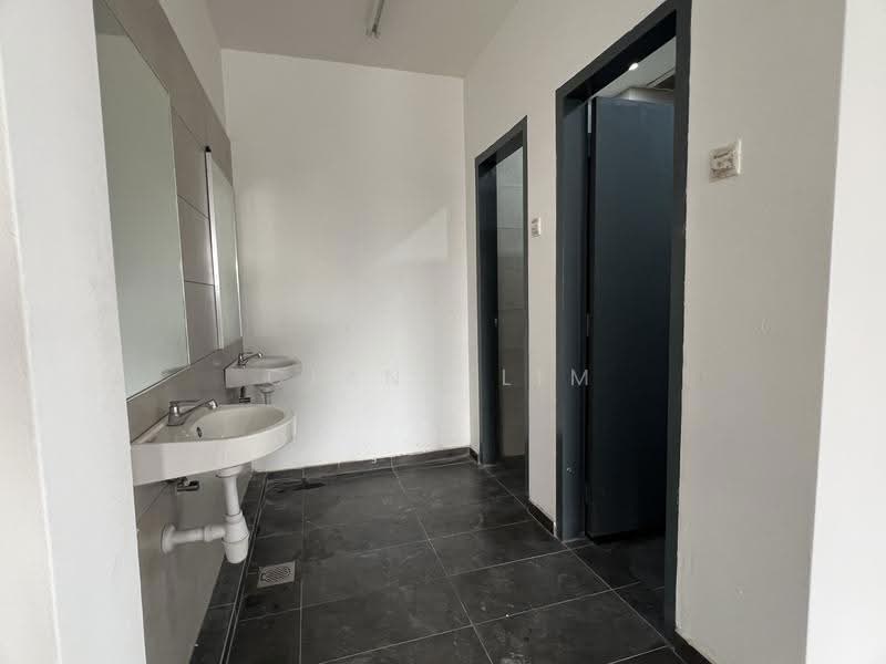 Kilang untuk Disewa di TAMAN PUCHONG UTAMA (Puchong) - Ciana Lim - Bathroom - PropertyGuru.com.my