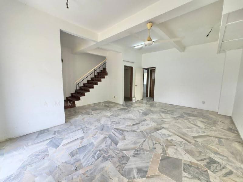 Rumah Teres 2.5-Tingkat untuk Dijual di Taman Putra Permai (Seri Kembangan) - Ammeer Nadzrai - Living Room - PropertyGuru.com.my