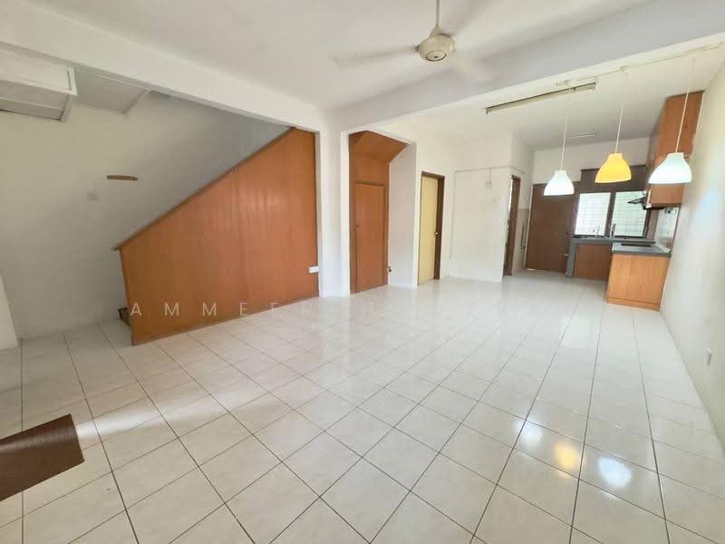 Rumah Teres 2-Tingkat untuk Dijual di Taman Pinggiran Putra (Seri Kembangan) - Ammeer Nadzrai - Living Room - PropertyGuru.com.my