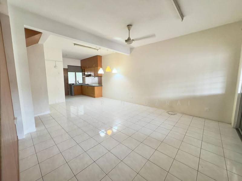 Rumah Teres 2-Tingkat untuk Dijual di Taman Pinggiran Putra (Seri Kembangan) - Ammeer Nadzrai - Living Room - PropertyGuru.com.my