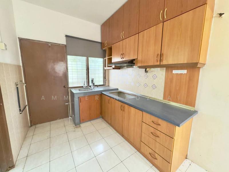 Rumah Teres 2-Tingkat untuk Dijual di Taman Pinggiran Putra (Seri Kembangan) - Ammeer Nadzrai - Kitchen - PropertyGuru.com.my