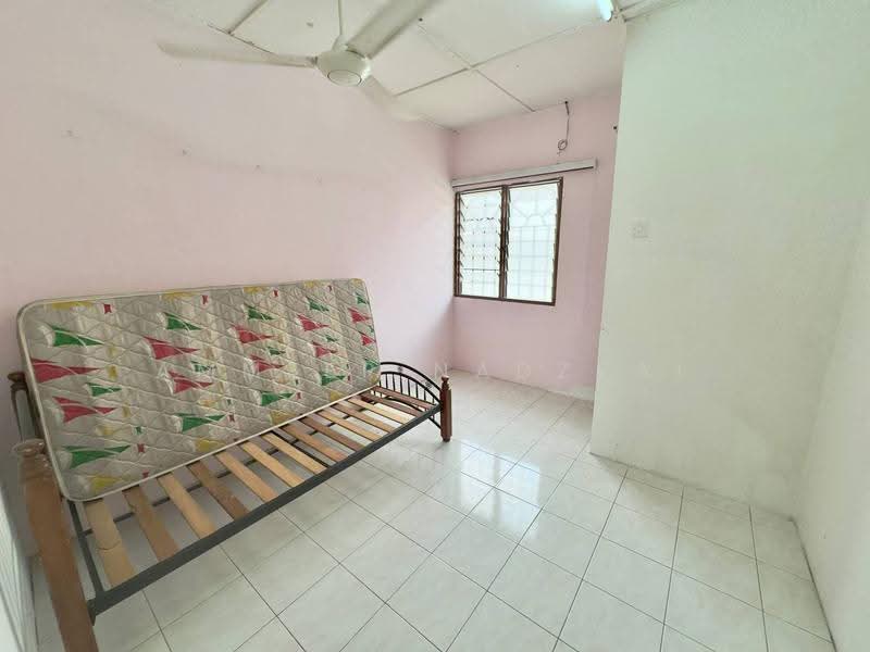 Rumah Teres 2-Tingkat untuk Dijual di Taman Pinggiran Putra (Seri Kembangan) - Ammeer Nadzrai - Bedroom - PropertyGuru.com.my