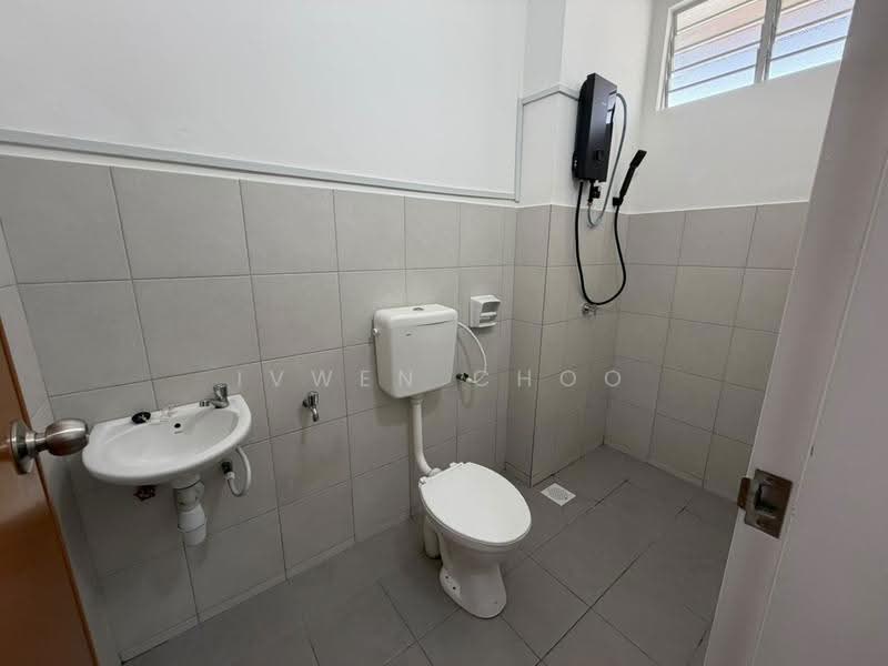 Rumah Bandar untuk Disewa di Bandar Putra Kulai (Kulai) - Ivwen Choo - Bathroom - PropertyGuru.com.my