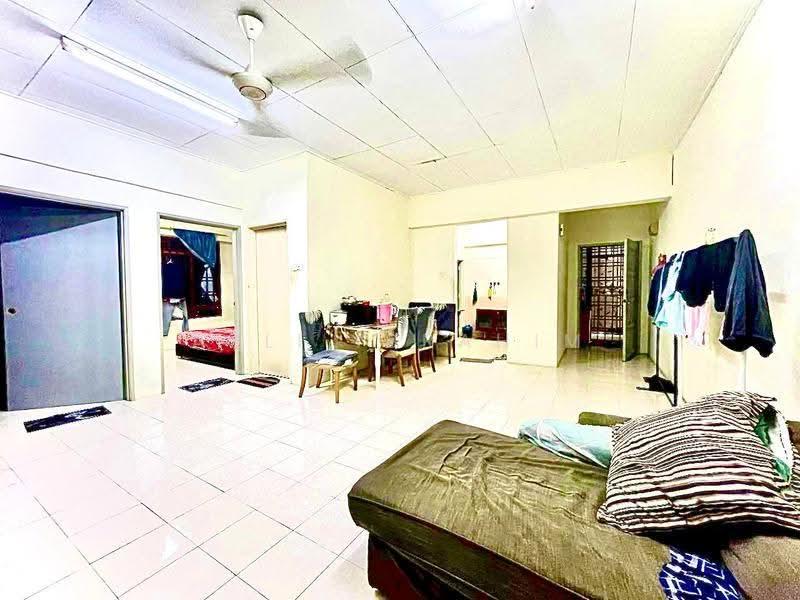 Pangsapuri untuk Dijual di Pangsapuri Permai Putera - Azli Ibrahim - Living Room - PropertyGuru.com.my