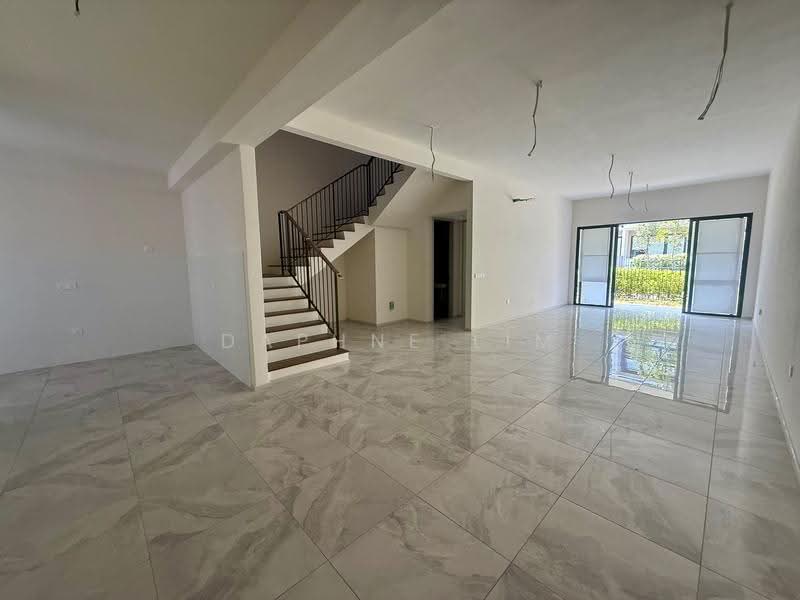 Rumah Teres untuk Dijual di Taman Bukit Serdang (Seri Kembangan) - Daphne Lim - Living Room - PropertyGuru.com.my