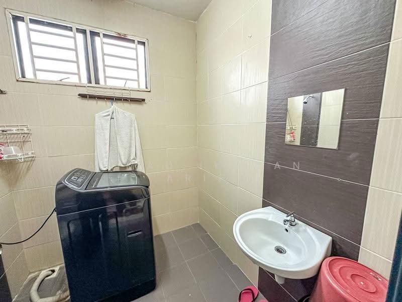 2-storey Terraced House for Sale in Semenyih Parklands (Beranang) - Ahmad Ikhwan Arif - Bathroom - PropertyGuru.com.my