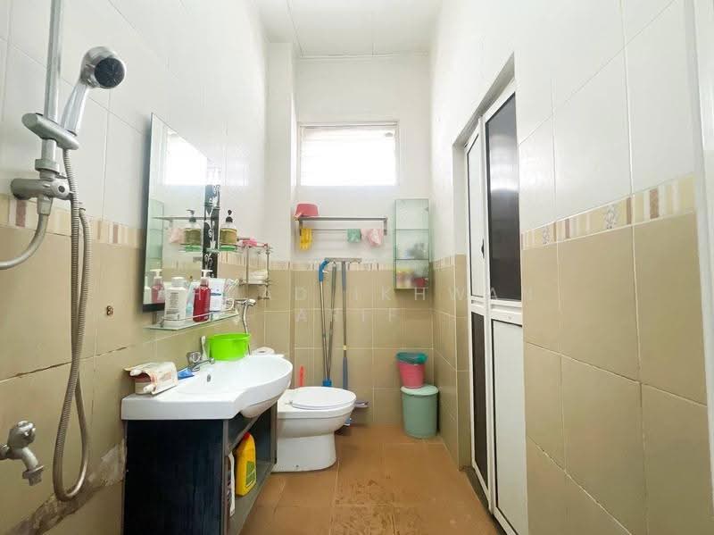 2-storey Terraced House for Sale in Seksyen 4 (Shah Alam) - Ahmad Ikhwan Arif - Bathroom - PropertyGuru.com.my