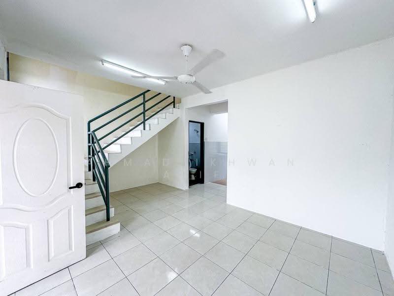 Rumah Teres 2-Tingkat untuk Dijual di Taman Salak Perdana (Dengkil) - Ahmad Ikhwan Arif - Living Room - PropertyGuru.com.my