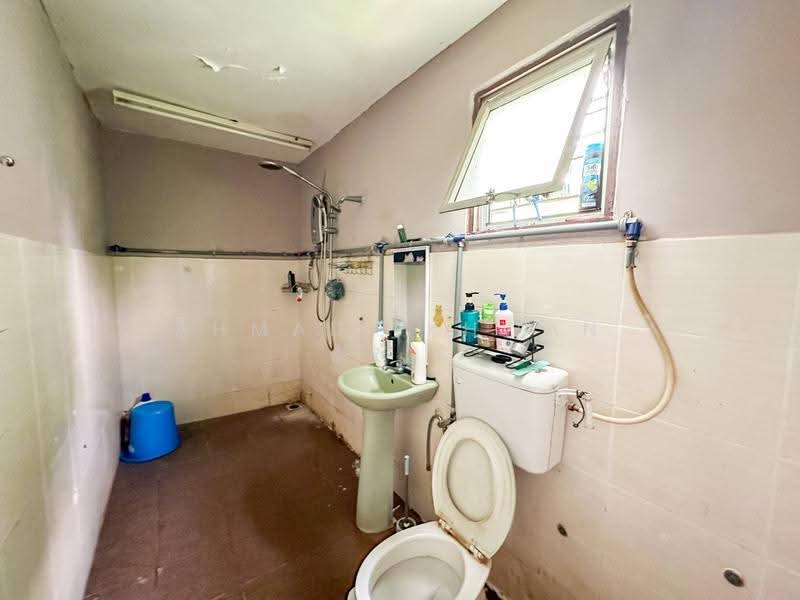 1-storey Terraced House for Sale in Seksyen 51a (Petaling Jaya) - Ahmad Ikhwan Arif - Bathroom - PropertyGuru.com.my