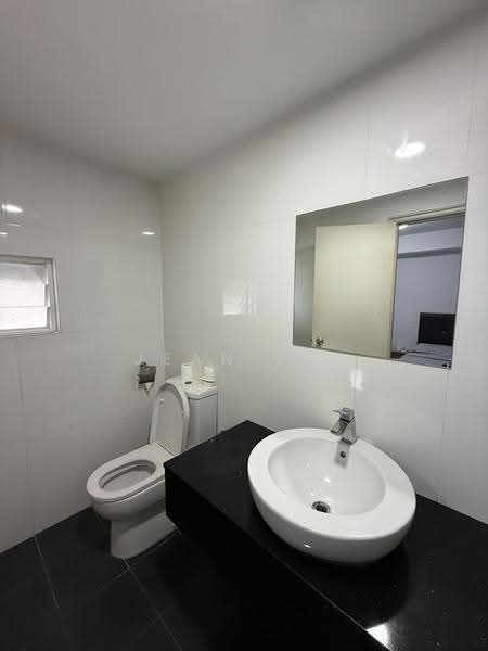 Kediaman Servis untuk Dijual di Maritime Suite - Jean Lim - Bathroom - PropertyGuru.com.my