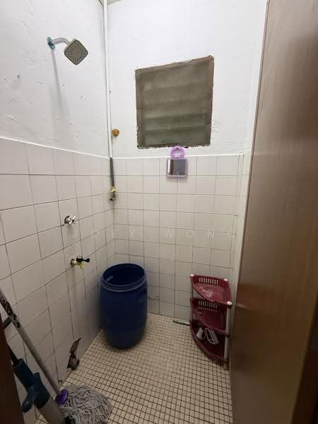 1-storey Terraced House for Rent in Bandar Kinrara Seksyen 1 (Bandar Kinrara) - Joey Wong - Bathroom - PropertyGuru.com.my