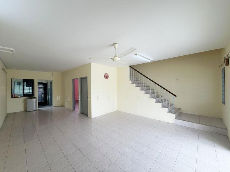 Rumah Teres 2-Tingkat untuk Dijual di Taman Kampar Perdana (Kampar) - Presley Chong - Living Room - PropertyGuru.com.my