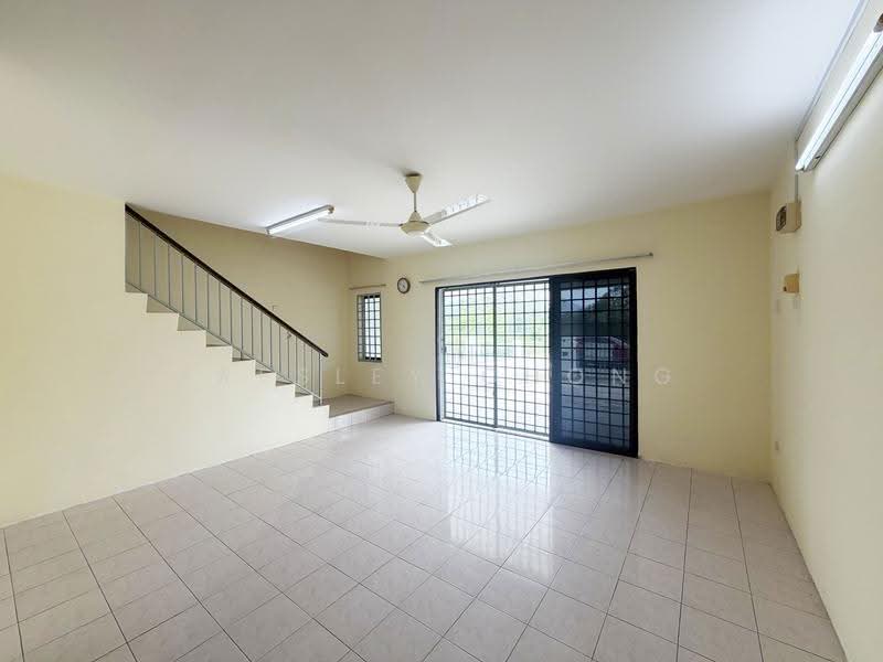 Rumah Teres 2-Tingkat untuk Dijual di Taman Kampar Perdana (Kampar) - Presley Chong - Living Room - PropertyGuru.com.my