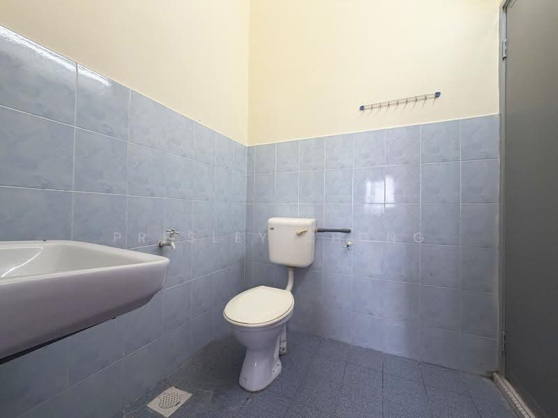 Rumah Teres 2-Tingkat untuk Dijual di Taman Kampar Perdana (Kampar) - Presley Chong - Bathroom - PropertyGuru.com.my