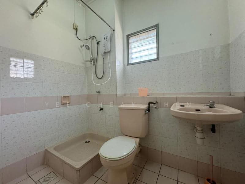 Rumah Teres untuk Disewa di Usj 17 (Subang Jaya) - Yee Cheak Chen - Bathroom - PropertyGuru.com.my
