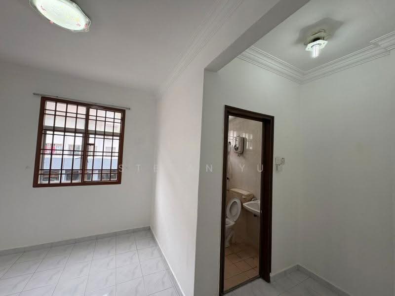 Apartment for Sale at Sri Putra Apartment - Stefan Yu - Bathroom - PropertyGuru.com.my