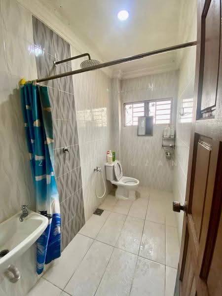 Bungalow House for Sale in Bukit Sentosa (Rawang) - Zann Fauzan - Bathroom - PropertyGuru.com.my