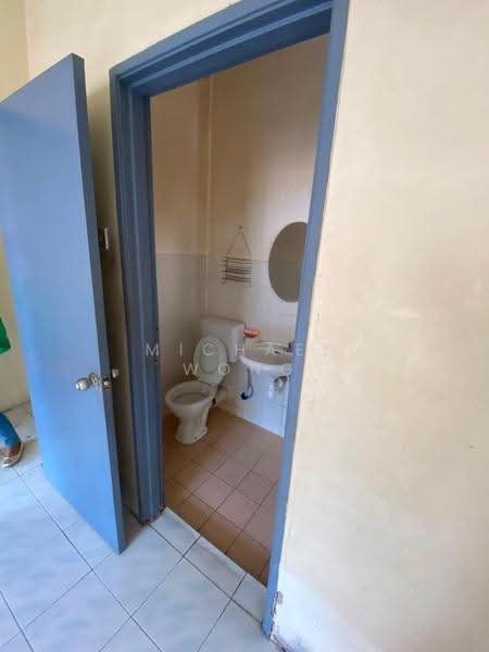 Kondominium untuk Dijual di Indah Condominium - Michael Wong - Bathroom - PropertyGuru.com.my