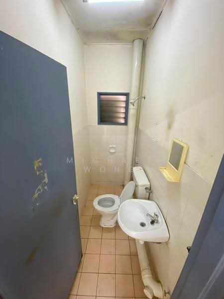 Kondominium untuk Dijual di Indah Condominium - Michael Wong - Bathroom - PropertyGuru.com.my
