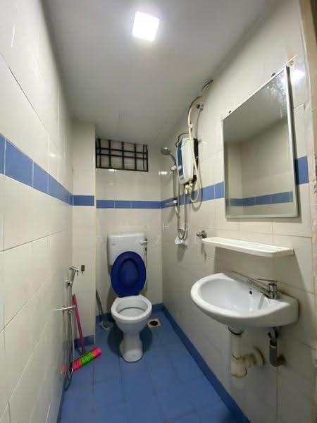 Pangsapuri untuk Dijual di Pangsapuri Putra Damai - Mohd Ghazali - Bathroom - PropertyGuru.com.my
