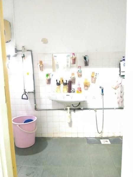Rumah Teres 2-Tingkat untuk Disewa di Taman Century (Johor Bahru) - Shirley Yap - Bathroom - PropertyGuru.com.my