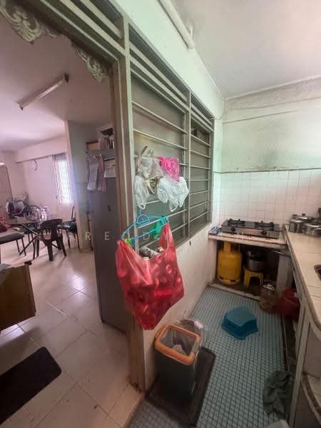 Rumah Flat untuk Dijual di Taman Lip Sin Block 33 & 35 - Freddy Tan - Kitchen - PropertyGuru.com.my