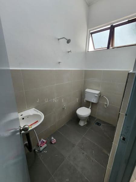 Rumah Teres 2-Tingkat untuk Disewa di Taman Sri Bahagia (Tampoi) - June Teo - Bathroom - PropertyGuru.com.my