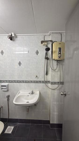 Apartment for Rent at Subang Perdana Goodyear Court 10 - Yee Cheak Chen - Bathroom - PropertyGuru.com.my