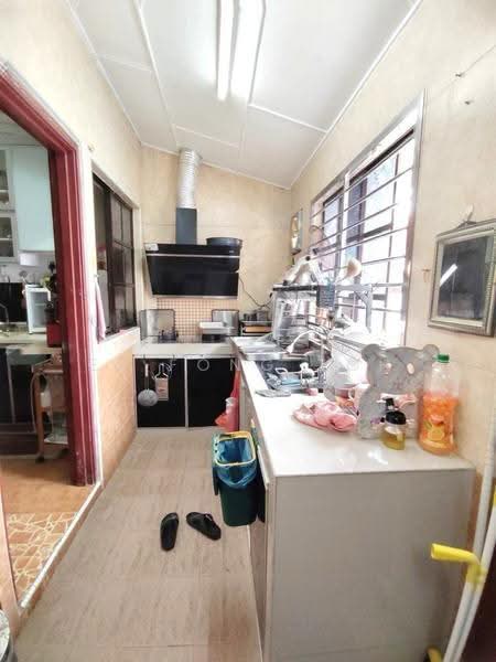 1.5-storey Terraced House for Sale in Taman Pelangi Indah (Ulu Tiram) - Ee Fong Toh - Kitchen - PropertyGuru.com.my