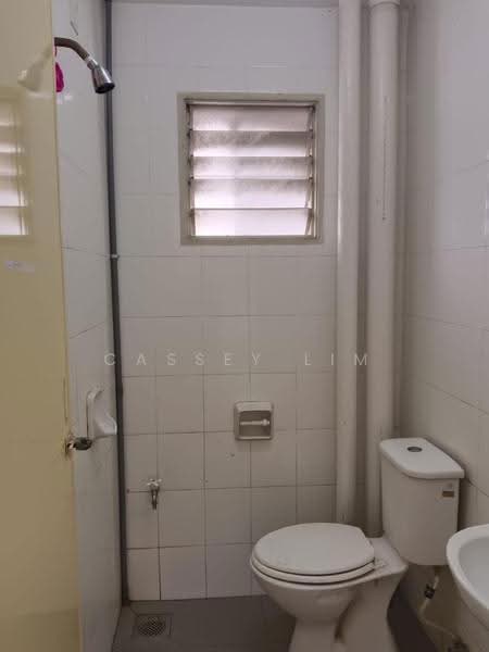 Apartment for Rent at Pangsapuri Akasia (Bandar Botanic) - Cassey Lim - Bathroom - PropertyGuru.com.my
