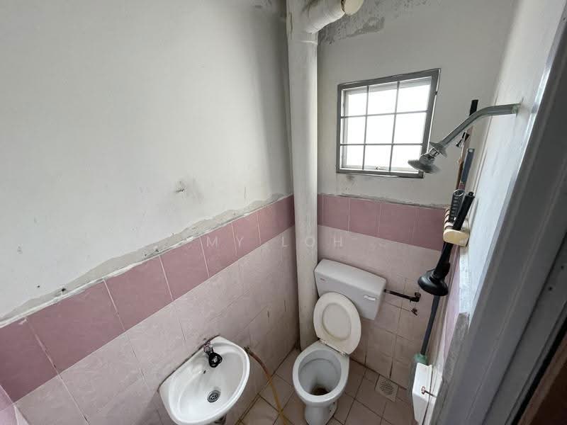 Apartment for Sale at Pangsapuri Laksamana - MY Loh - Bathroom - PropertyGuru.com.my