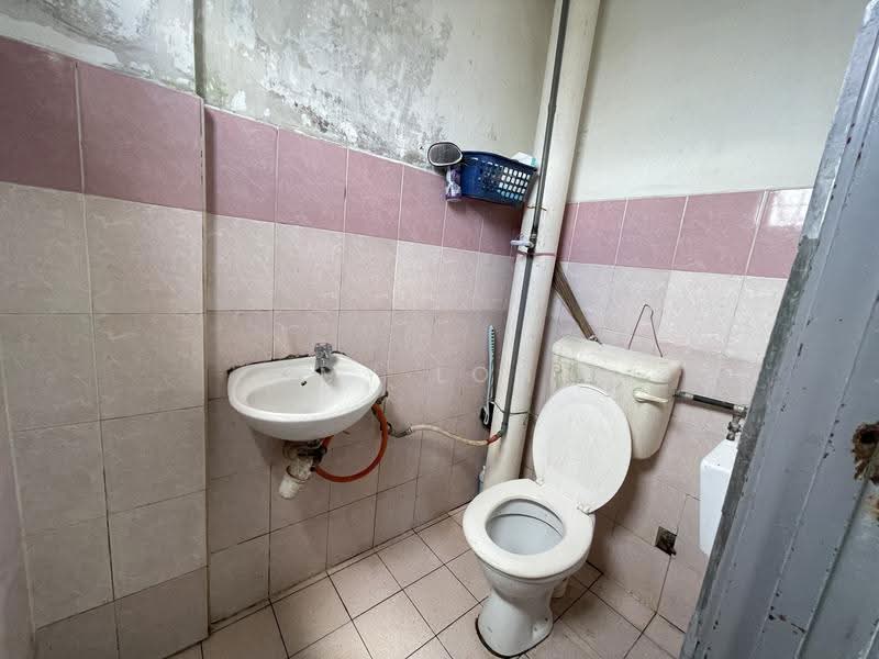 Apartment for Sale at Pangsapuri Laksamana - MY Loh - Bathroom - PropertyGuru.com.my