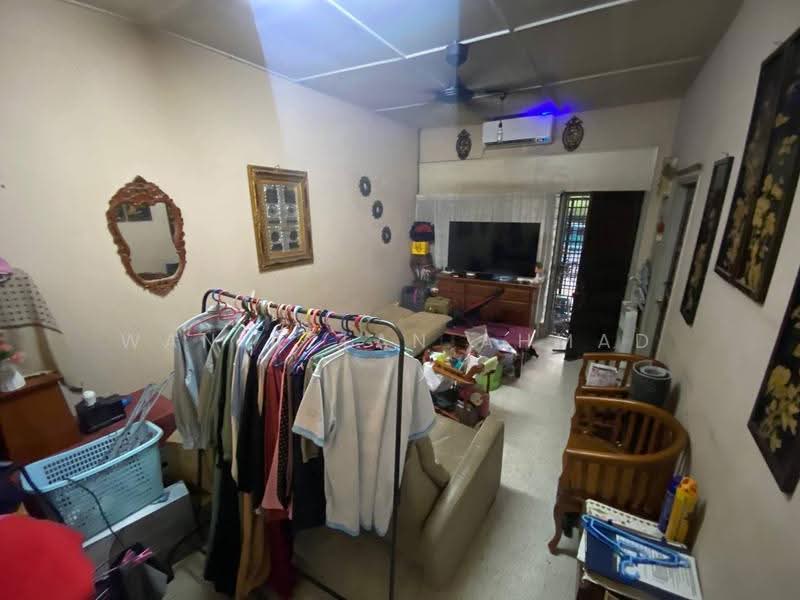 1-storey Terraced House for Sale in Kelana Jaya (Petaling Jaya) - Wan Azlan Ahmad - Living Room - PropertyGuru.com.my