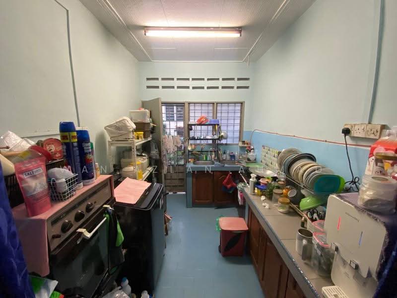 1-storey Terraced House for Sale in Kelana Jaya (Petaling Jaya) - Wan Azlan Ahmad - Kitchen - PropertyGuru.com.my