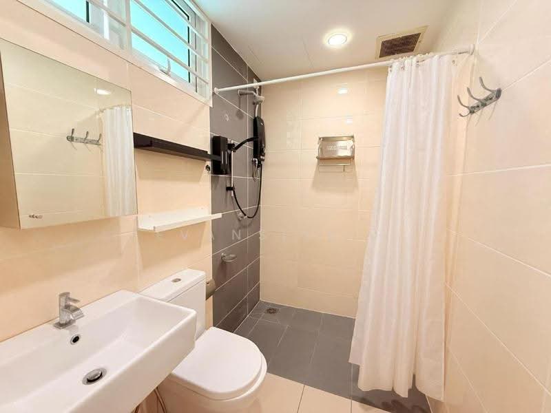 Kediaman Servis untuk Disewa di De Centrum Residences - Evanslee . - Bathroom - PropertyGuru.com.my