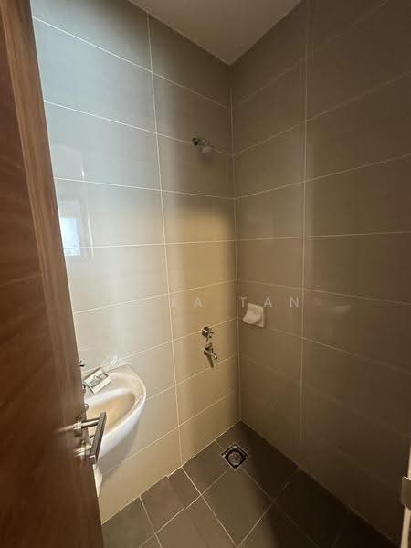 Kediaman Servis untuk Dijual di The Astaka @ 1 Bukit Senyum - Bella Tan - Bathroom - PropertyGuru.com.my