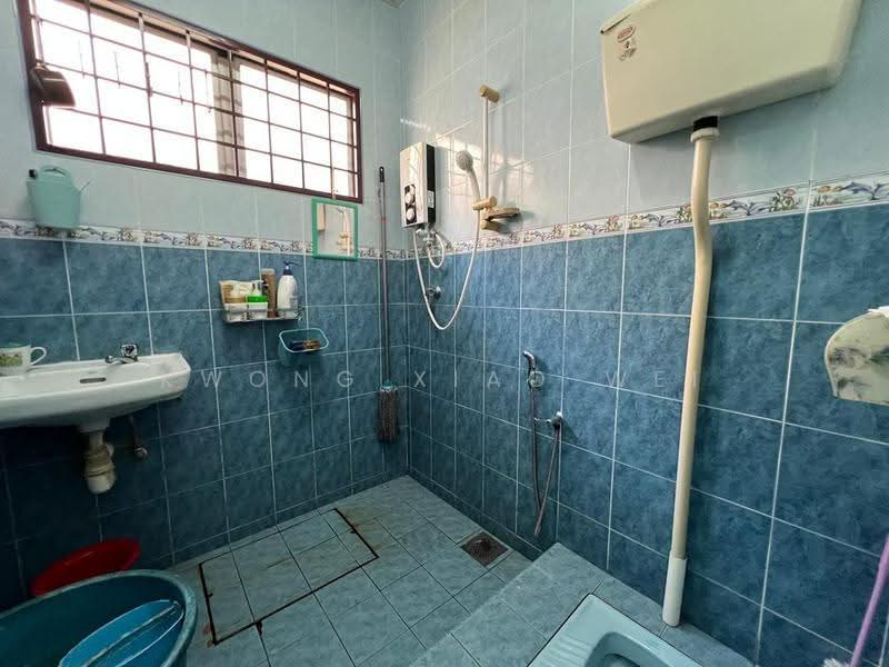 2-storey Terraced House for Sale in Taman Garing Utama (Rawang) - Kwong Xiao Wei - Bathroom - PropertyGuru.com.my