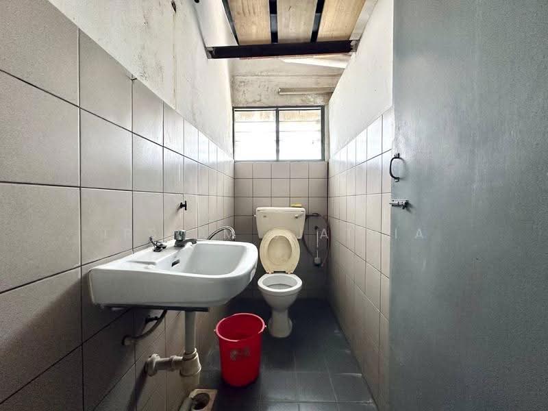 Kedai / Pejabat untuk Disewa di Semenyih (Selangor) - Irsyam Sjatria - Bathroom - PropertyGuru.com.my