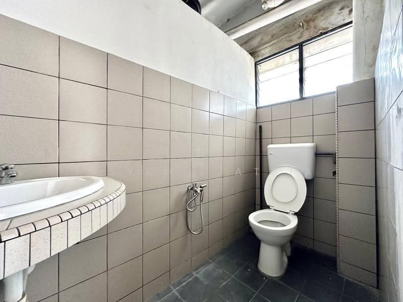 Kedai / Pejabat untuk Disewa di Semenyih (Selangor) - Irsyam Sjatria - Bathroom - PropertyGuru.com.my