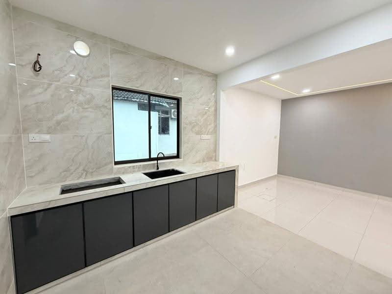 1-storey Terraced House for Sale in Taman Universiti (Sri Gading) - Win Tan - Kitchen - PropertyGuru.com.my
