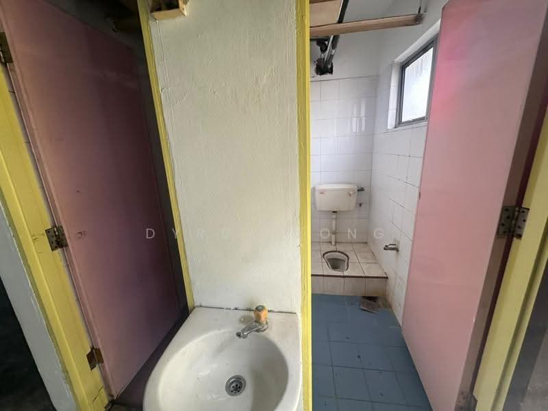 Shop for Rent in Pusat Perdagangan Seri Kembangan (Seri Kembangan) - Dyron Yong - Bathroom - PropertyGuru.com.my