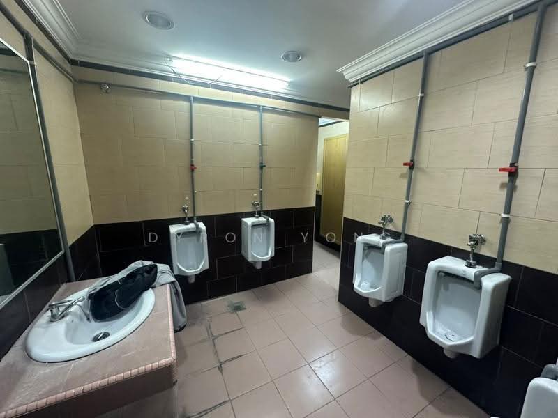 Shop for Rent in Pusat Perdagangan Seri Kembangan (Seri Kembangan) - Dyron Yong - Bathroom - PropertyGuru.com.my