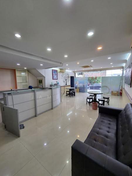 Kedai untuk Disewa di Taman Ungku Tun Aminah (Skudai) - Jamie Low - Entrance - PropertyGuru.com.my