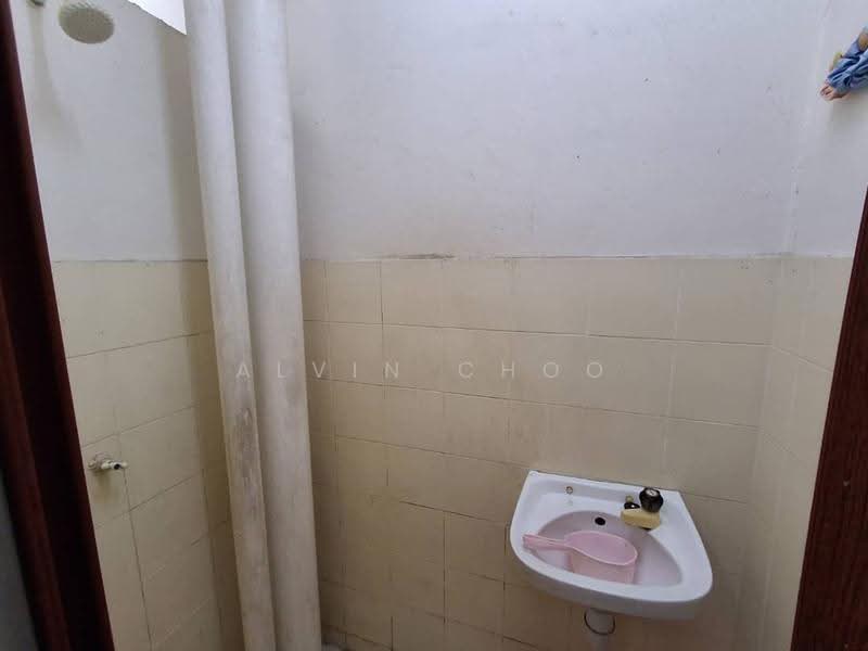 Flat for Sale at Pandan Ria (Block D) - Alvin Choo - Bathroom - PropertyGuru.com.my