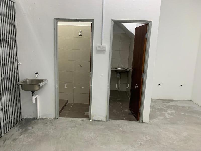 Shop for Rent in Sungai Besi (Kuala Lumpur) - Kelly Chua - Bathroom - PropertyGuru.com.my