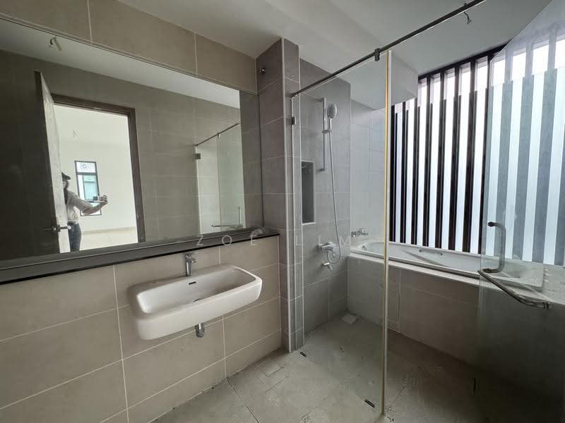Semi-Detached House for Sale in Bandar Putra Kulai (Kulai) - Zoe Lim - Bathroom - PropertyGuru.com.my