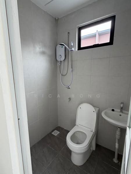 Rumah Bandar untuk Disewa di Kuching (Sarawak) - Erica Bong - Bathroom - PropertyGuru.com.my