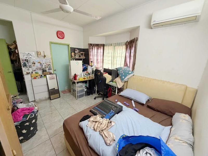 2-storey Terraced House for Sale in Bandar Kinrara Seksyen 3 (Bandar Kinrara) - Evan Goh - Bedroom - PropertyGuru.com.my