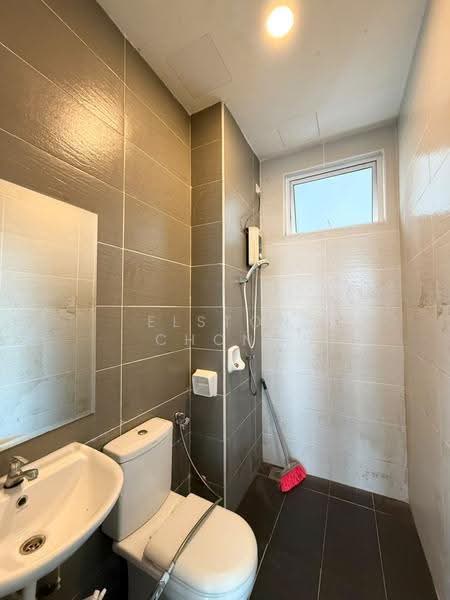Service Residence for Sale at THE SENAI GARDEN (PANGSAPURI IMPIAN SENAI) - Elston Chong - Bathroom - PropertyGuru.com.my